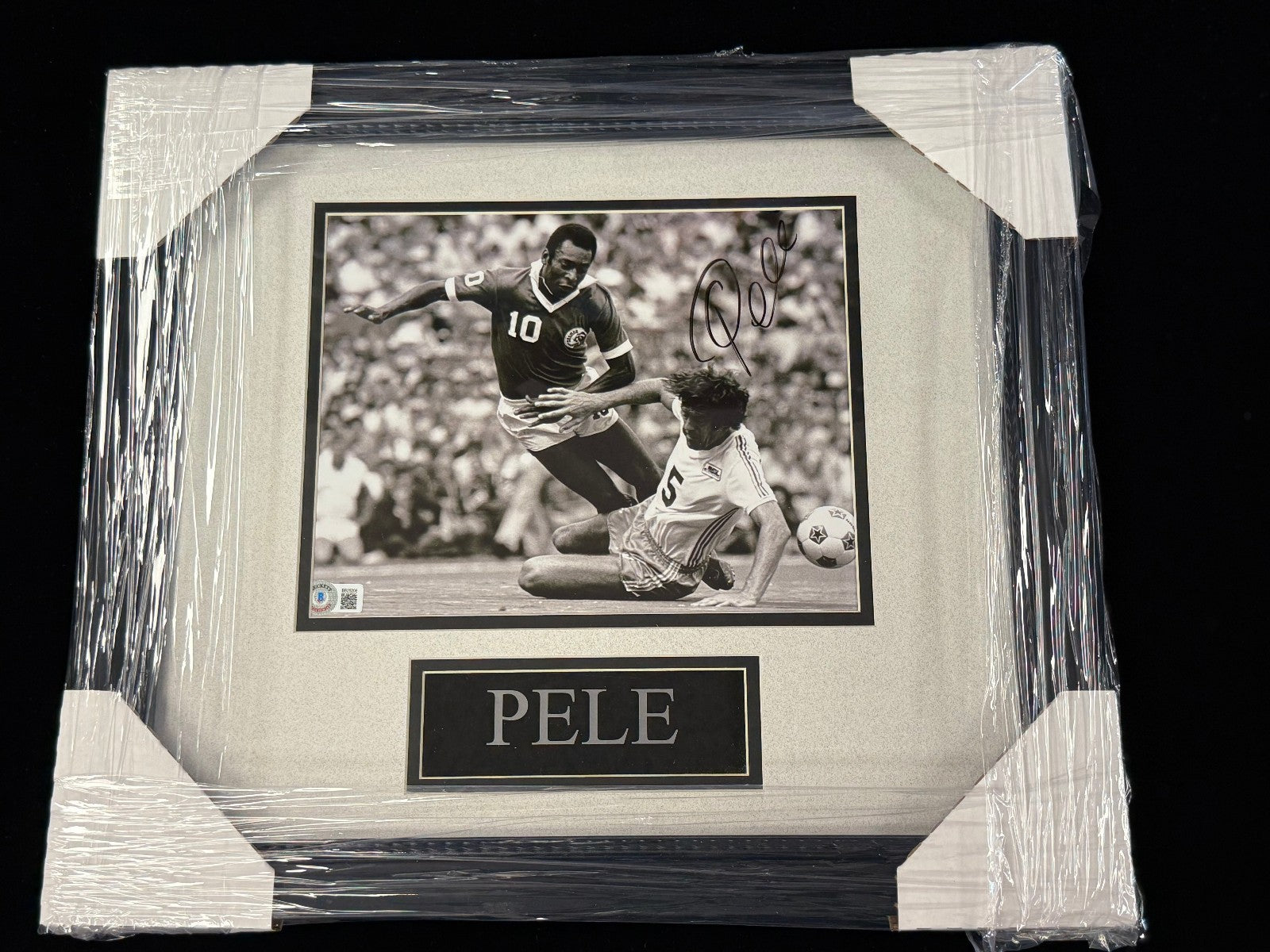 Pelé Autographed Signed & Framed 8x10 - Beckett Authenticated (Sticker & Card)